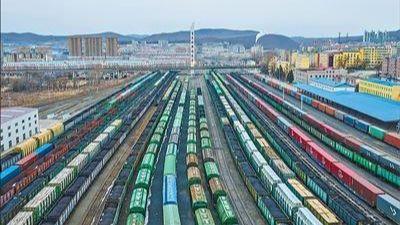 今年中欧班列“东通道”通行量突破2000列