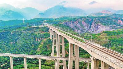 飞龙越山水 丝路满欢歌——中老铁路国际旅客列车开行三周年