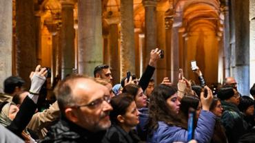 Flash mob performance of Chinese folk music staged in Istanbul, Türkiye