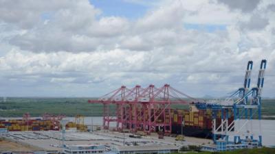 汉班托塔港口忙