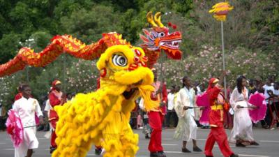 中国传统文化方阵亮相多哥独立日庆典