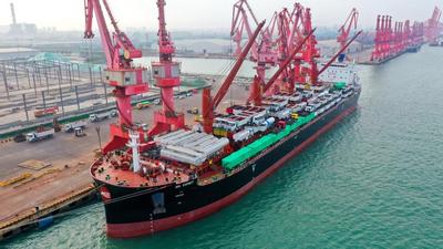 高效通关“零延时” 多地边检护航巨轮出海