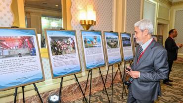 Guests view China-Arab Cooperation photo exhibition in Cairo