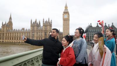 中国年轻人重新定义出境游“看世界”