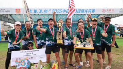 划龙舟的外国人“悟了”中国话里的“同舟共济”