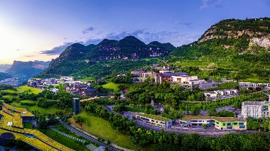 跟随法国葡萄酒旅游高级委员会主席埃尔韦·诺维利游览郎酒庄园
