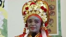 Tanzanian educator sings Chinese Yuju opera