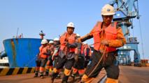 Bulk carrier under COSCO Shipping sets new draft record at China's Tianjin Port