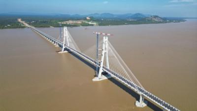 中企承建的马来西亚鲁巴跨海大桥正式通车