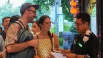 ChineseToday | A ticket attendant's multilingual welcome in Chengdu
