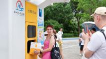 Foreign tourists explore tech-themed tours in Shenzhen