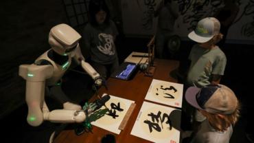 When robot picks up Chinese calligraphy brush at Venice Biennale