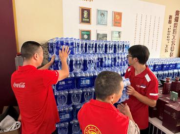厦门太古可口可乐55440瓶爱心水紧急驰援福建台风受灾一线
