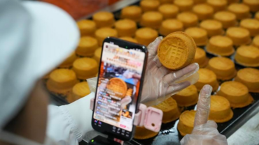 No more "calorie bombs": Mooncake makes healthier, lighter comeback in China