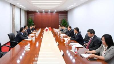 倪虹会见卡塔尔市政大臣阿提亚