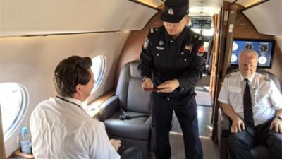 沈阳出入境边防检查站高效保障外企包机出境 助力地方经贸畅通发展