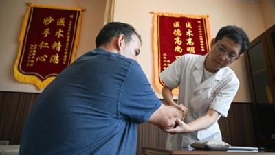 海外“银发族”来华，爱上中国的烟火日常