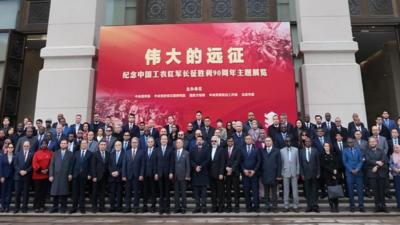 驻华使节参观“伟大的远征”主题展览