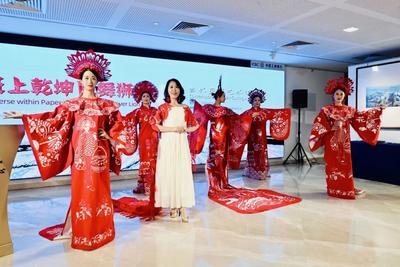 纸上乾坤 凤舞狮城——中国当代剪纸艺术作品展开幕