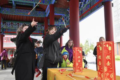 中俄孔子文化书画展亮相莫斯科 纪念孔子诞辰2576周年