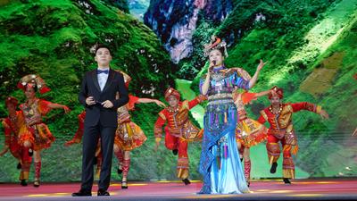 “中越一家亲 天涯共此时”专场晚会在越南岘港上演