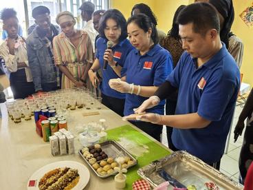 中国医疗队与加蓬邦戈大学孔子学院举办中秋文化交流活动