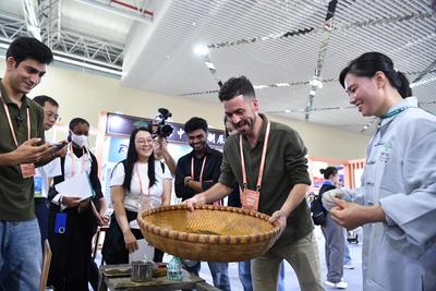 樟帮中药炮制技艺亮相樟树药交会 尽显非遗匠心