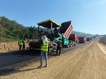 中铁四局承建埃塞公路项目启动路面沥青摊铺