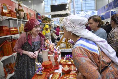 第38届俄罗斯民间艺术和手工艺品博览会“拉季亚·冬日童话-2025”在莫斯科开幕