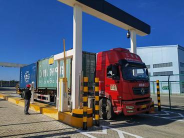 海南自贸港启动全岛封关   三亚港“二线口岸”第一批出岛货物顺利通关