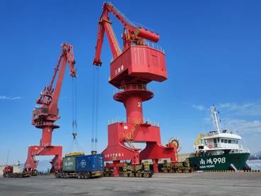 海南自贸港启动全岛封关   三亚港“二线口岸”第一批出岛货物顺利通关