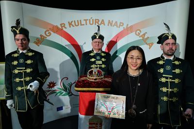 中国学者郭晓晶获“匈牙利文化骑士”称号