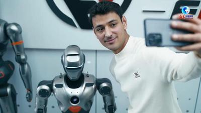 全球连线｜能跳舞、会家务！巴基斯坦留学生带你体验机器人“整活儿”炫技