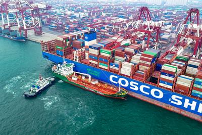 山东港口青岛港完成首批绿色甲醇“船对船”加注