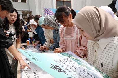 乌兹别克斯坦首都举办中国诗歌和汉字艺术展演活动