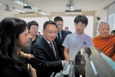 中国捐赠科技教室落地泰国曼谷纳瓦敏九后崇圣中学