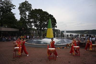 巴西伊瓜苏三国交界处举办庆中秋活动