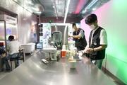 China's service sector sustains recovery amid COVID-19 resurgence