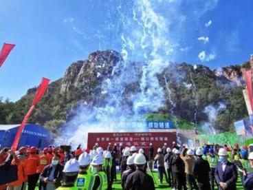 中国首个高速公路三层螺旋隧道群建成