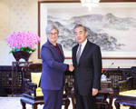 Chinese FM meets Australian counterpart