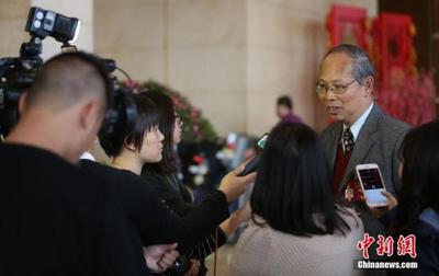 港澳代表委员抵京首日 畅谈国情教育与“一带一路”