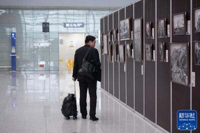 “国社之镜·世纪光影之人民必胜”艺术展走进合肥新桥国际机场