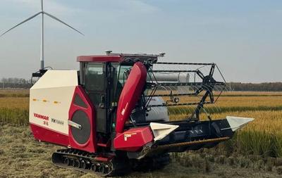 安徽怀远：“无人铁牛”下地干活  首次亮相“吸人眼球”