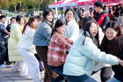 绳聚力·青春燃  武汉理工大学外国语学院举办学生社区拔河友谊赛