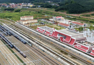 Feature: Lao travelers hop on China-Laos Railway for refreshing New Year journeys