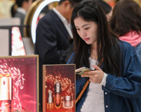New Year holiday duty-free sales surge 128.9 pct on China's resort island><span class=