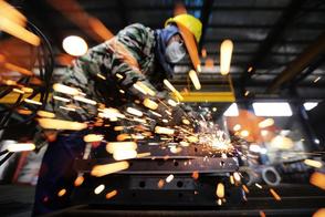 China's industrial output up 5.9 pct in 2025><span class=