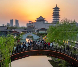 Economic Watch: Spring holiday consumption breathes fresh energy into China's economy><span class=