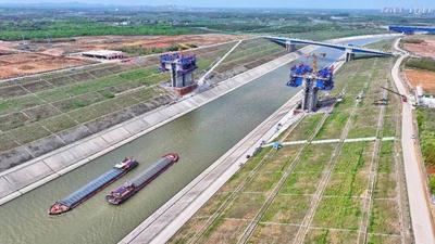 合肥蜀山区：全长1078米的引江济淮特大桥建设正酣