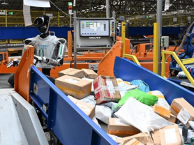 China's express delivery volume tops 100 billion parcels by end June